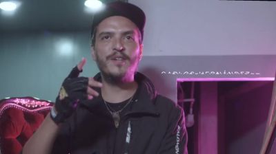 Click to view full size image
==============
Making_Of_Tu_Sigue_000322.jpg Making_Of_Tu_Sigue_000322.jpg