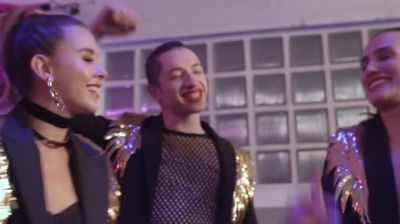 Click to view full size image
==============
Making_Of_Tu_Sigue_000359.jpg Making_Of_Tu_Sigue_000359.jpg