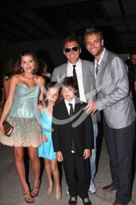2493-PEDRODAMIANyFAMpremTvyNov3.jpg